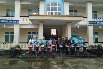 Học sinh nhà trường được nhận quà